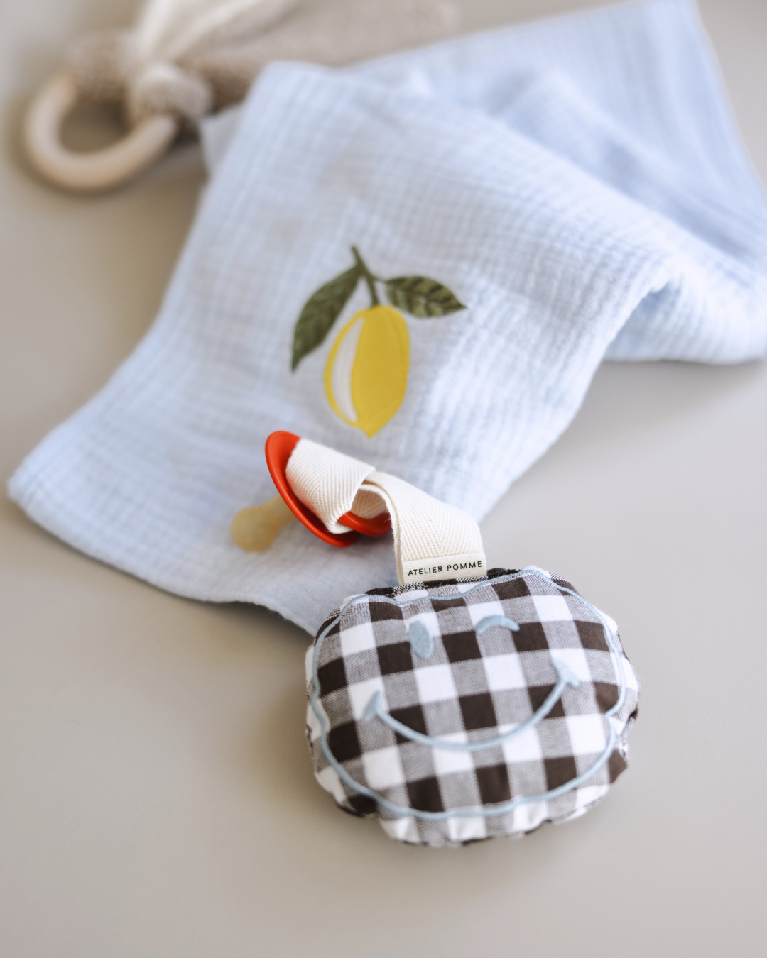 PACIFIER CLOTH POMME | CHECKED BETTER BROWNIE