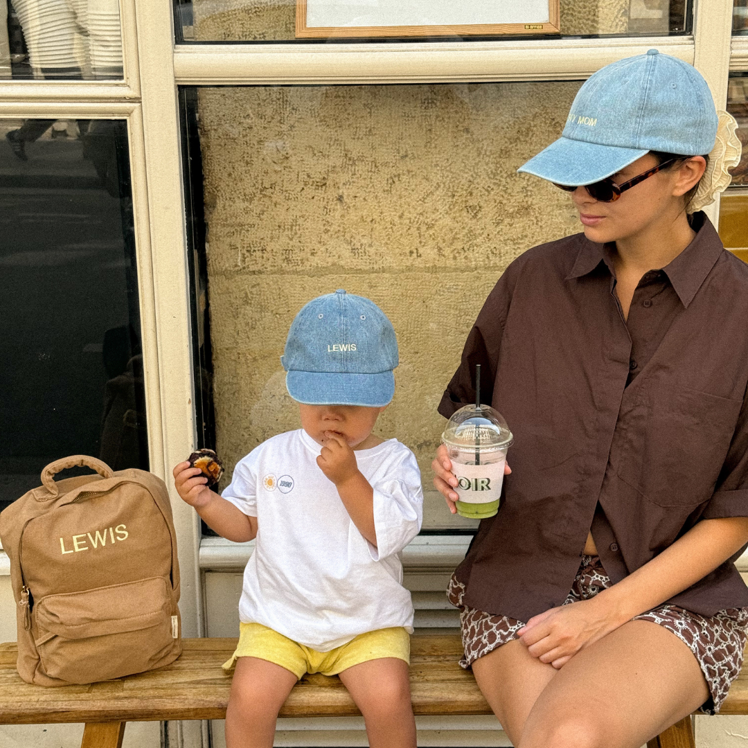 Een gepersonaliseerde pet met een naam erop