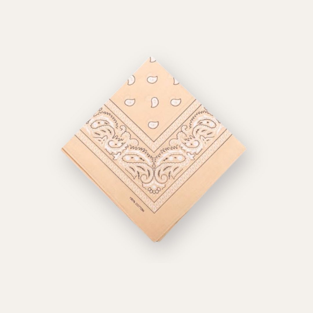 Een beige bandana scarf met personalisatie