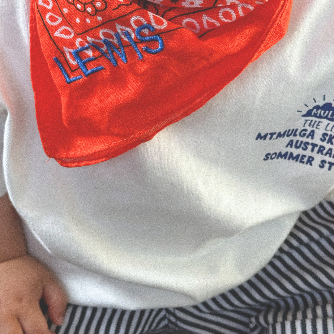 Een bandana scarf met een gepersonaliseerde tekst erop