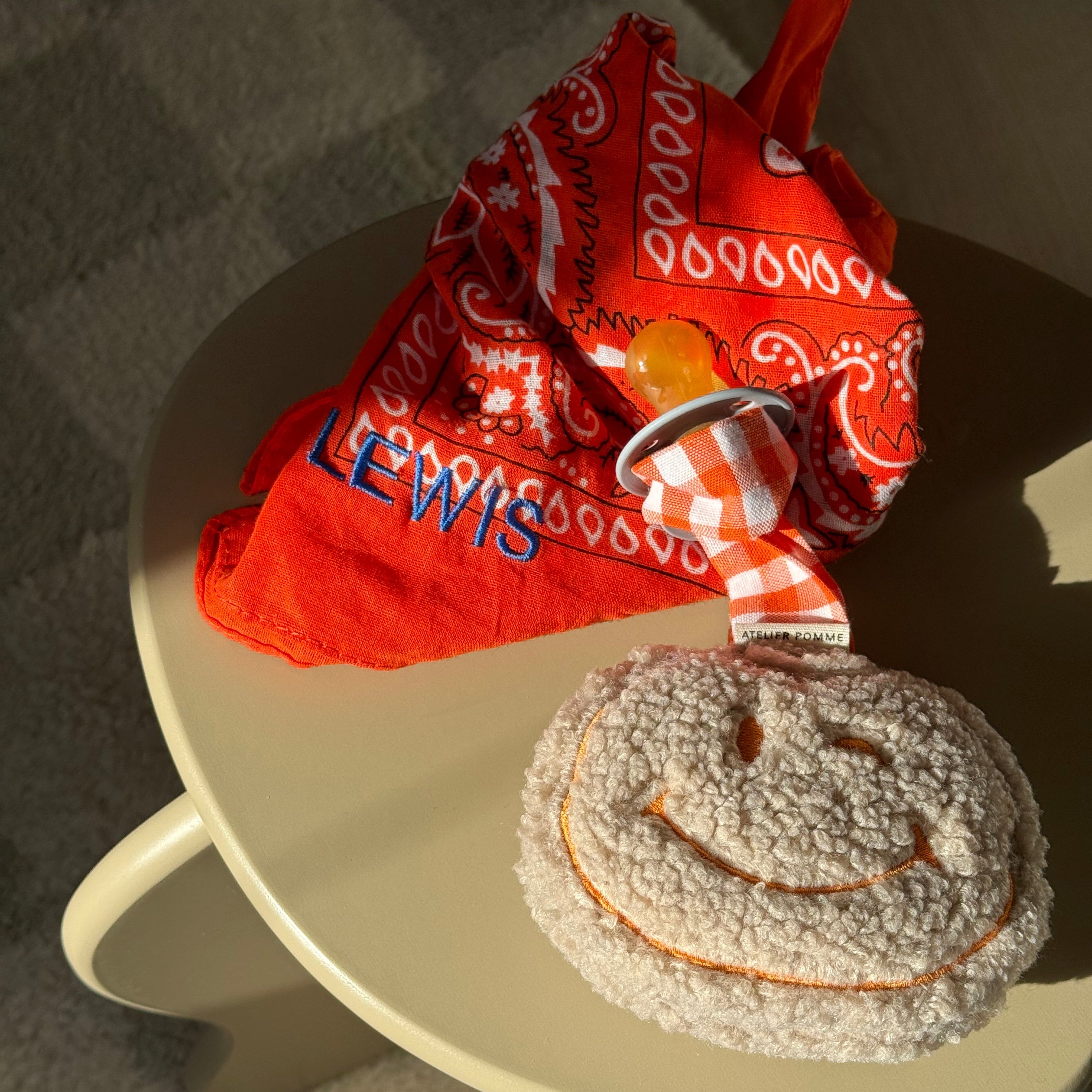 Een gepersonaliseerde bandana scarf in het oranje
