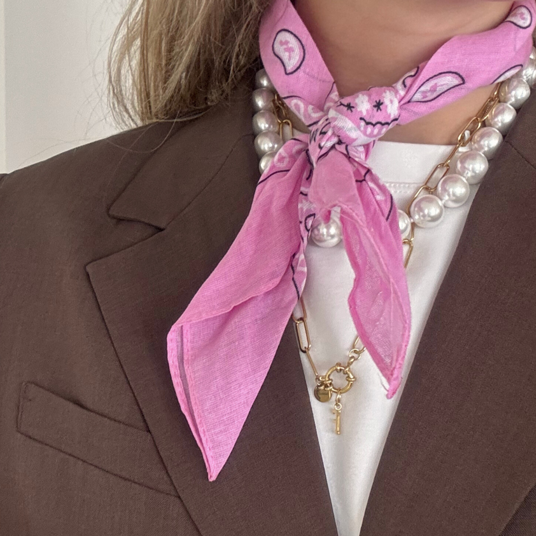 Een roze bandana scarf met personalisatie