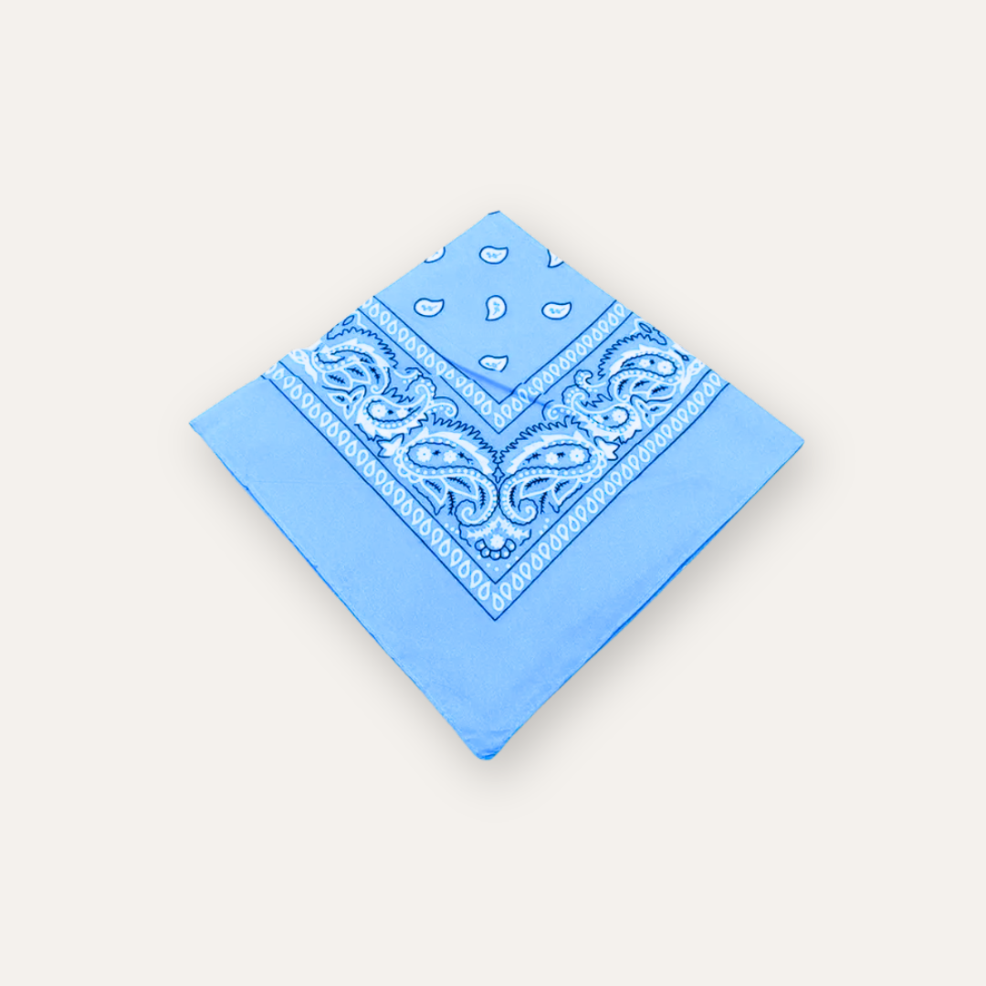 Een licht blauwe bandana scaf