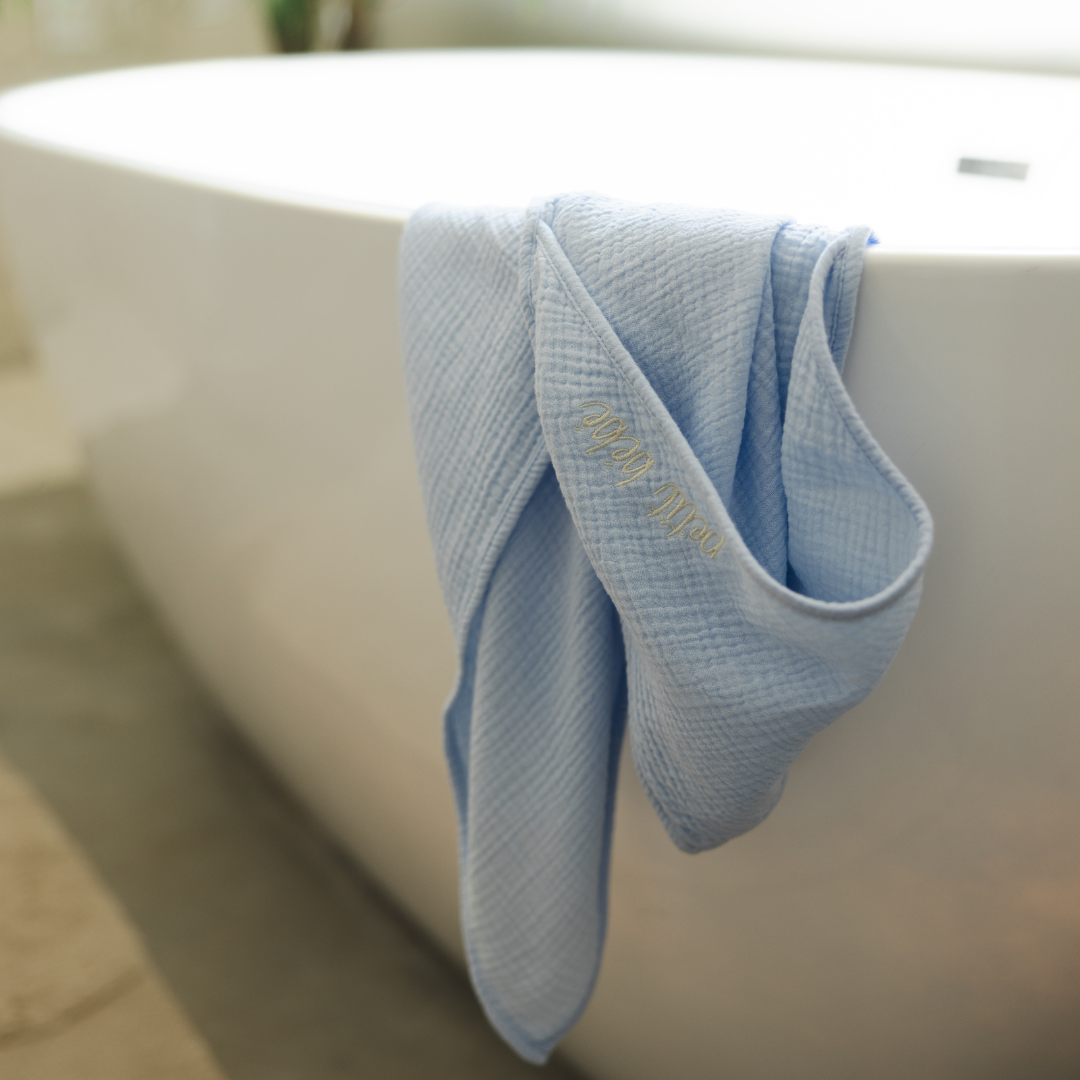 Een blauwe badhanddoek voor baby&