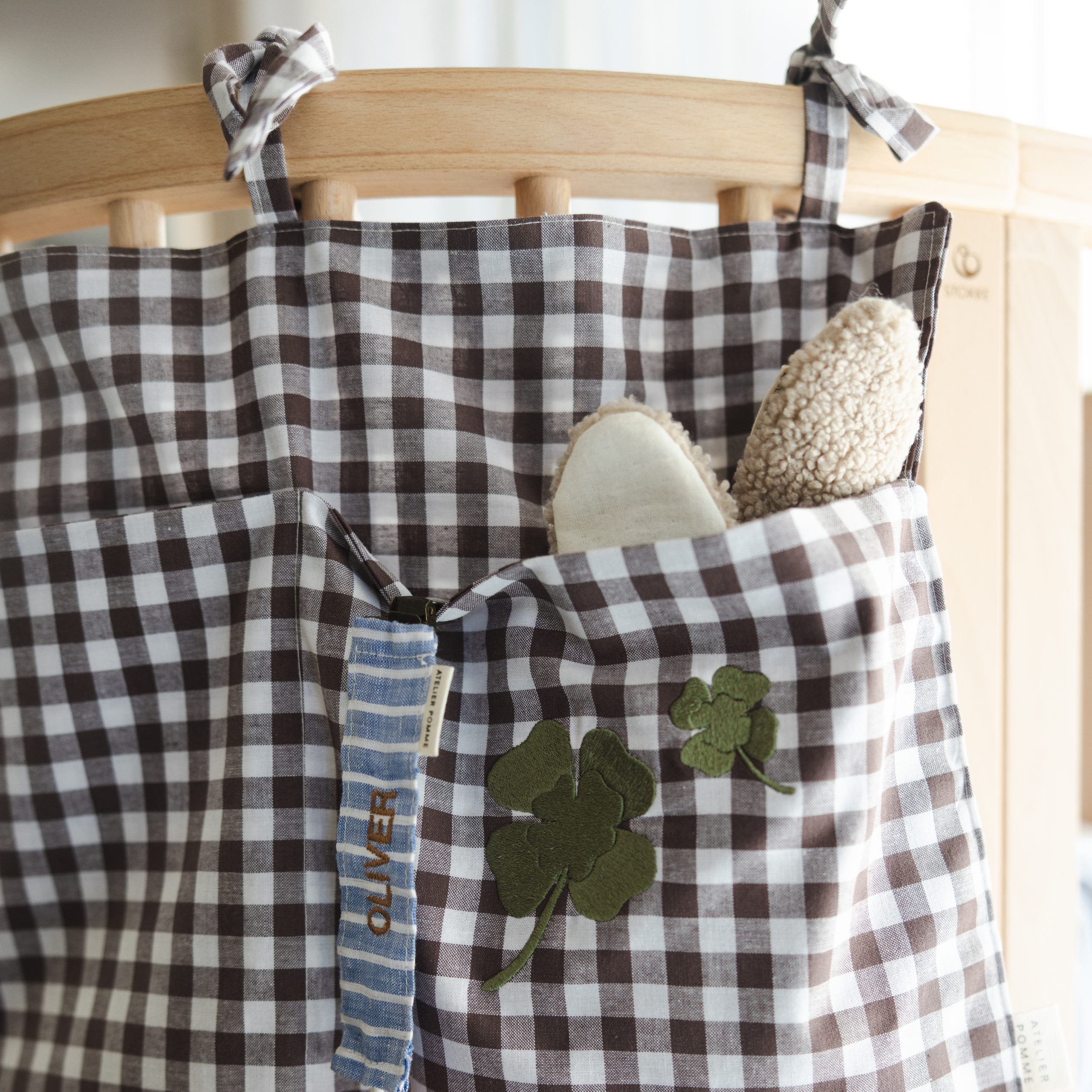 Een gepersonaliseerde opbergzak voor aan het ledikantje in het bruin