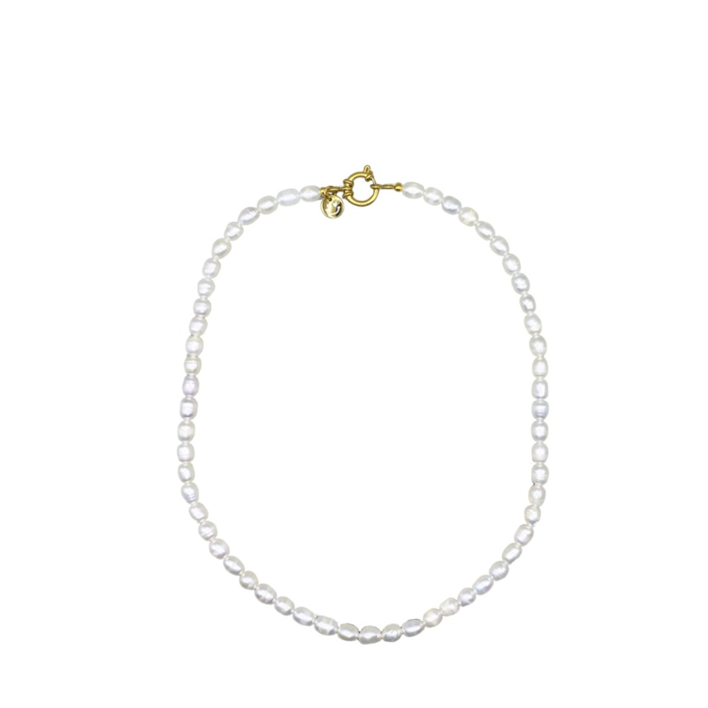 Een witte kralenketting