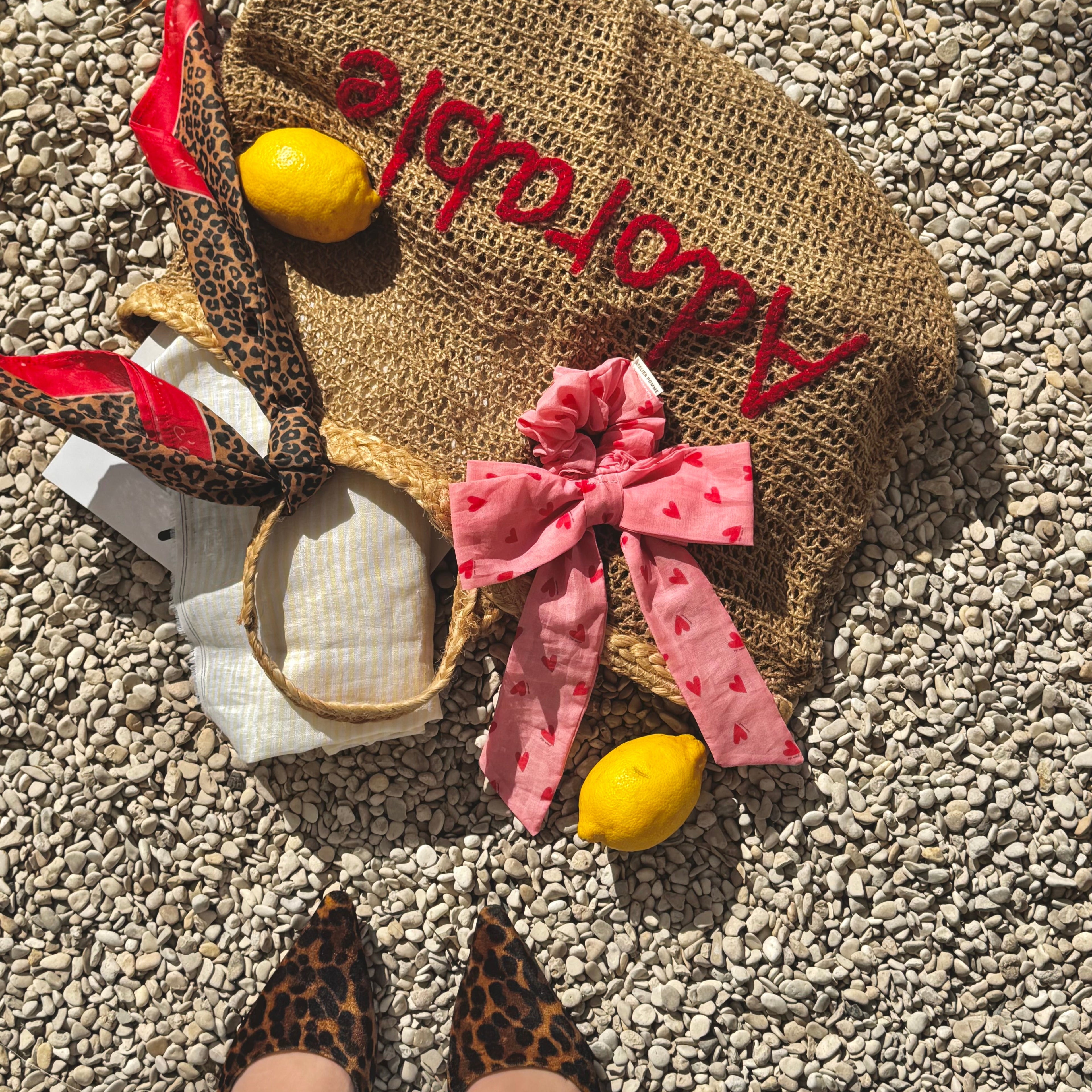 Een roze scrunchie met een strik