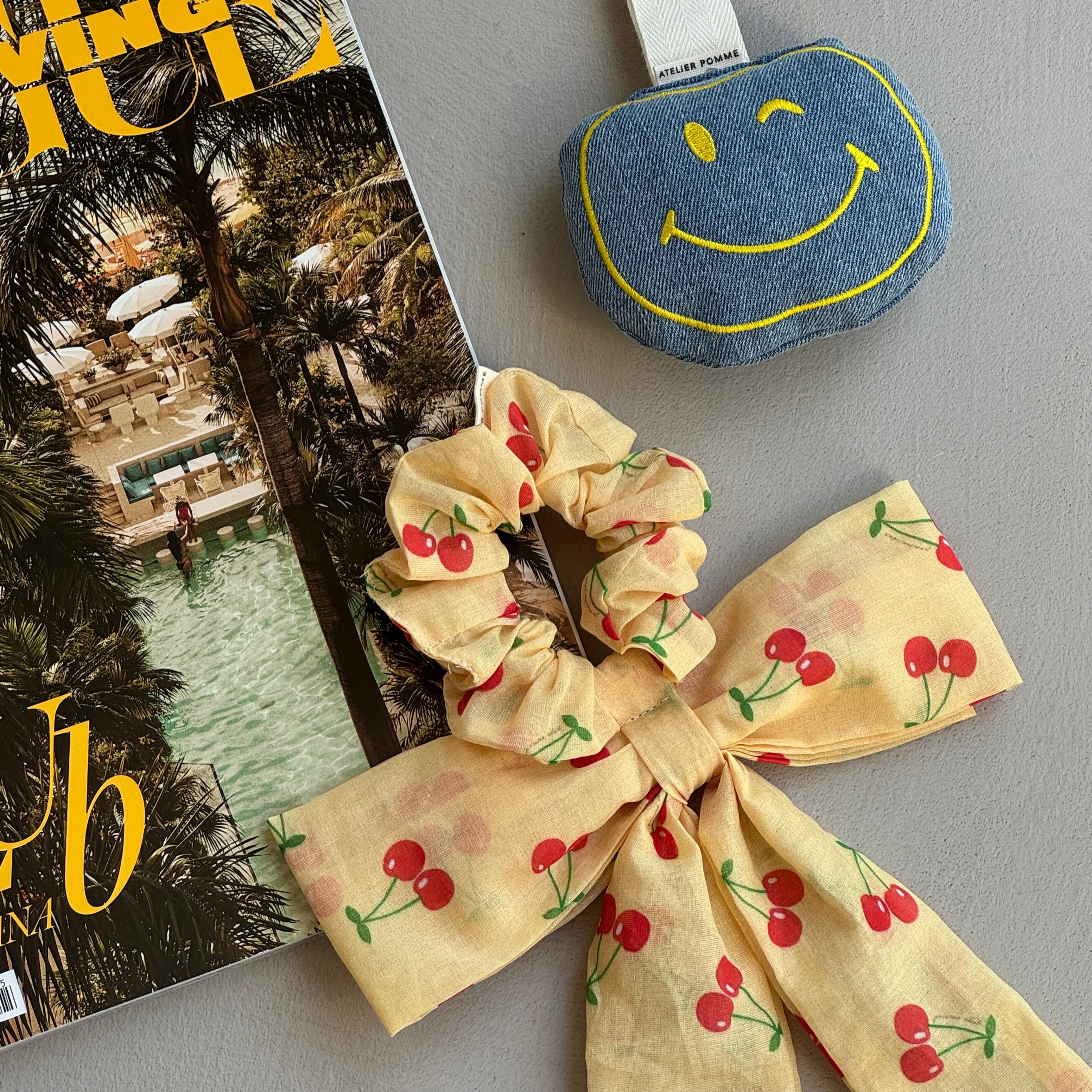 Een gele scrunchie met een strik