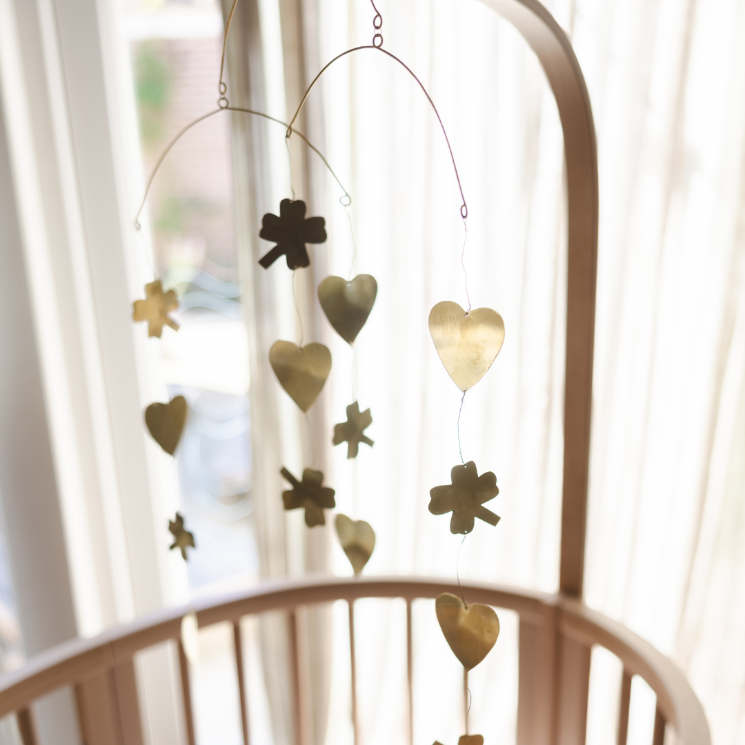 Mobiles voor boven de wieg met gouden hartjes en klavertjes