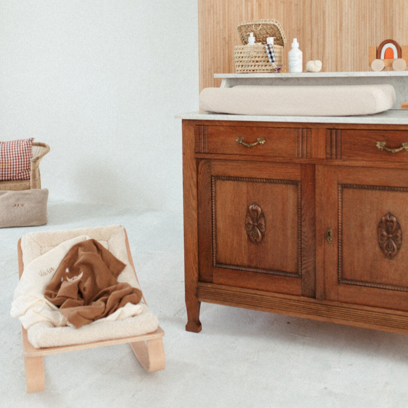 hoes om aankleedkussen ligt op commode