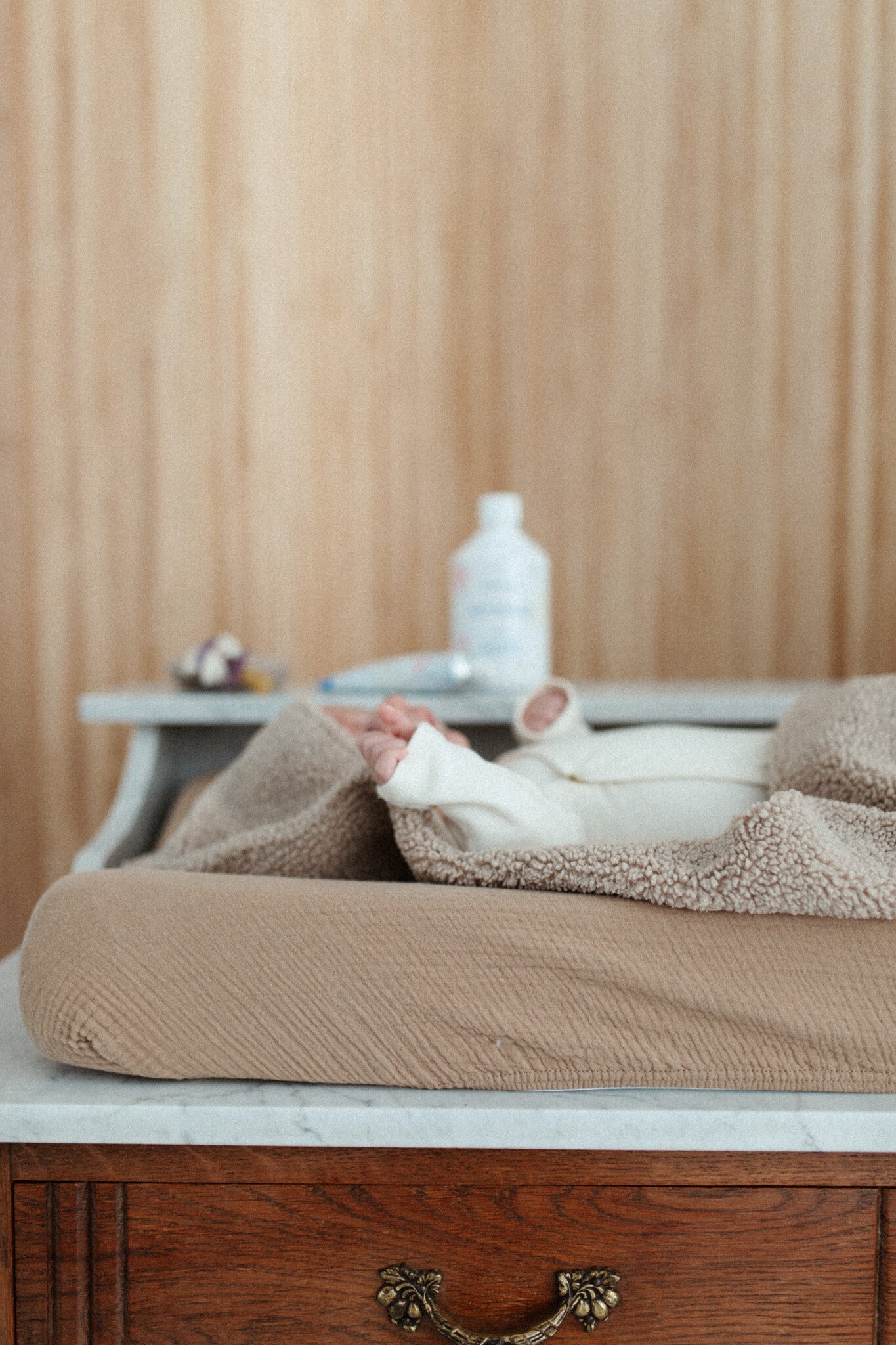 Changing cover fine brown