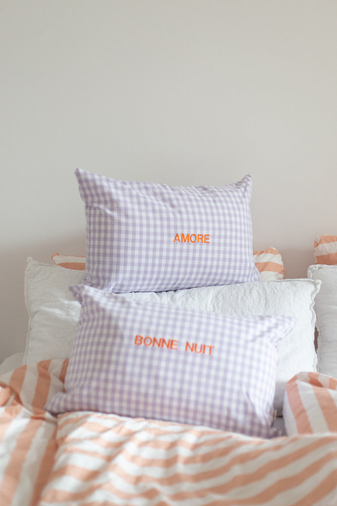 Een geruit kussen met een gepersonaliseerde tekst erop