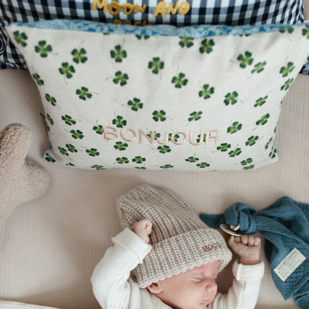 baby met speen en speendoekje, knuffel, kussen met tekst.