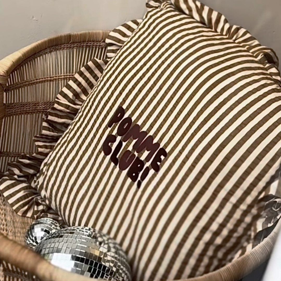 Een gestreept,  gepersonaliseerd kussen