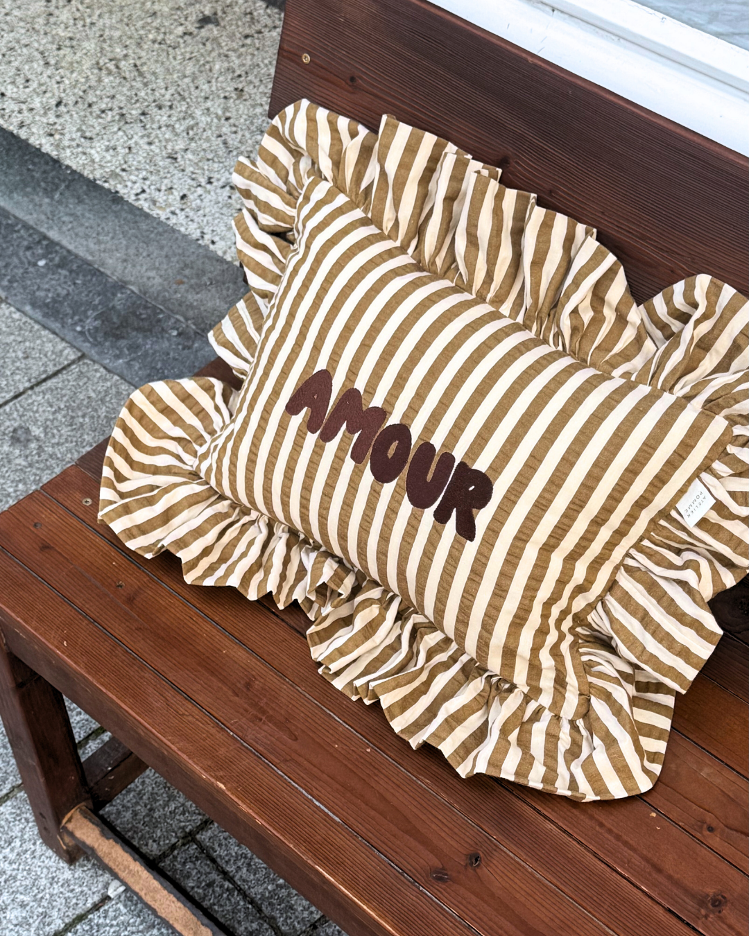CUSHION RAYURE FRILL | FINE BROWN