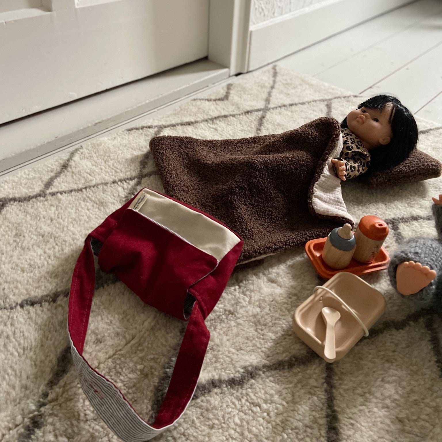 pop ligt onder teddy deken.