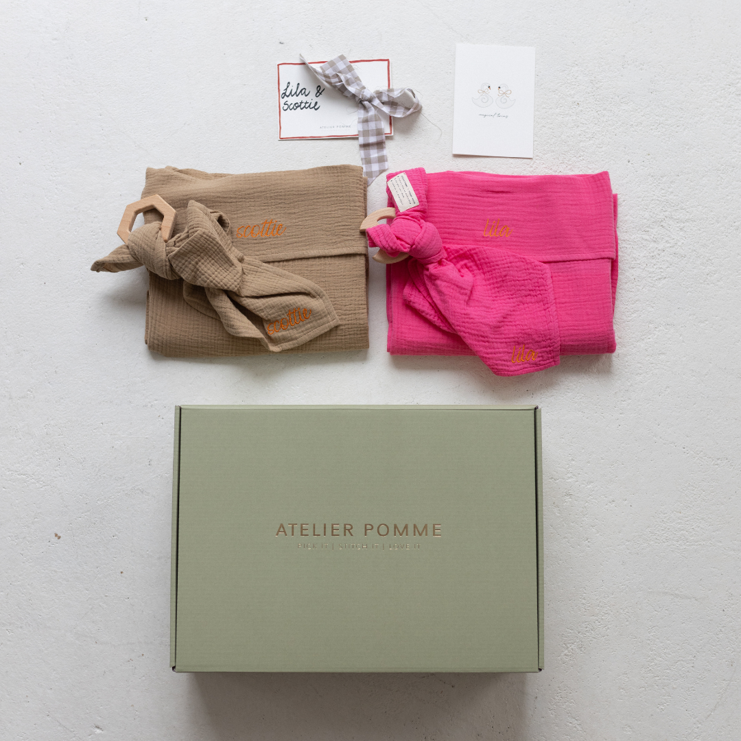 cadeaubox met een gepersonaliseerd laken, bijtring en kaart