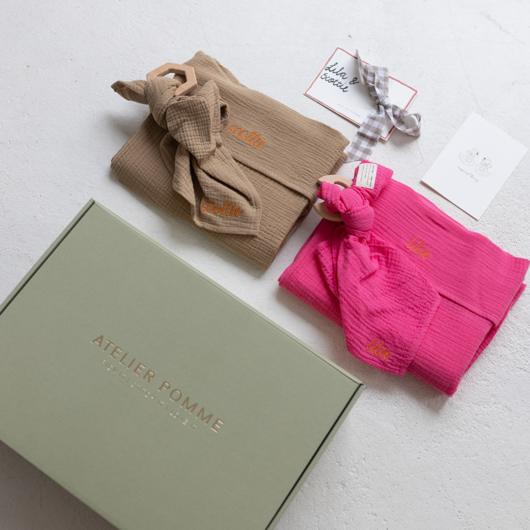 cadeaubox met een gepersonaliseerd laken, bijtring en kaart