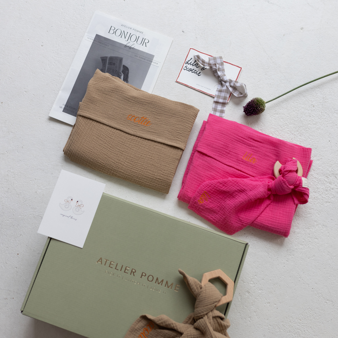 cadeaubox met een gepersonaliseerd laken, bijtring en kaart