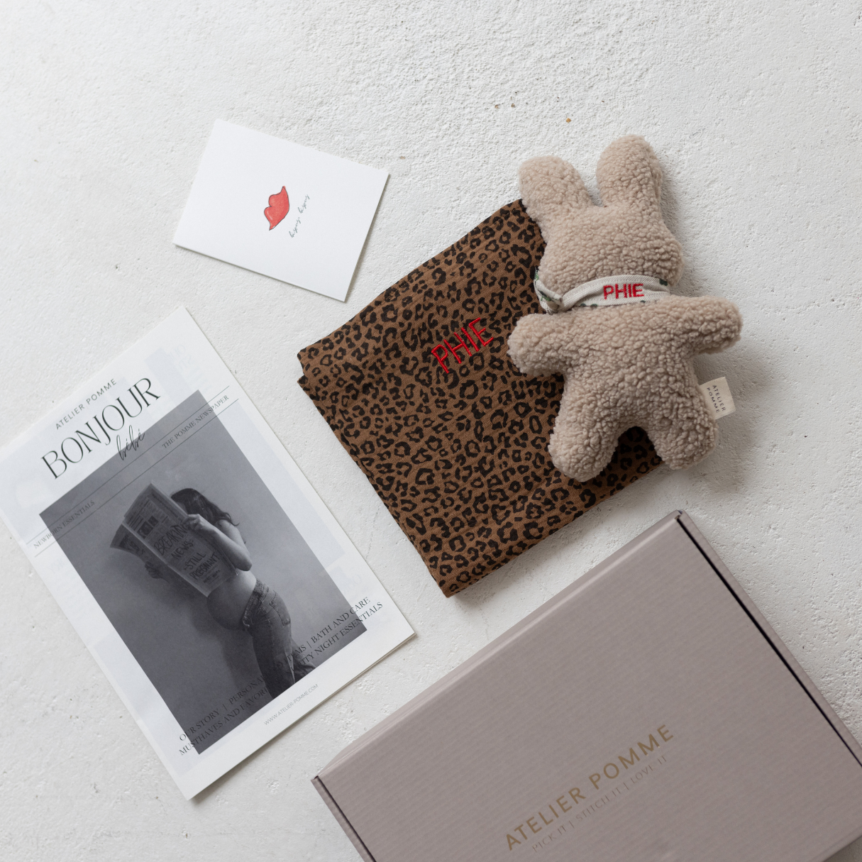 Giftbox met een gepersonaliseerde knuffel, hydrofiele doek, kaart en magazine