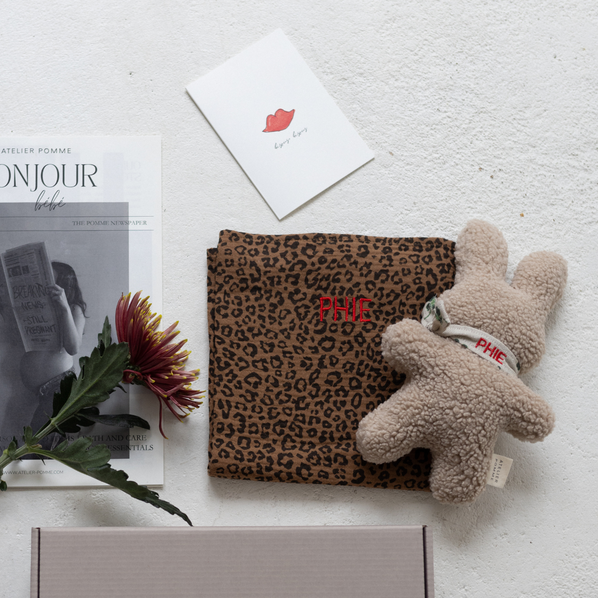 Giftbox met een gepersonaliseerd knuffel, hydrofiele doek, kaart en magazine