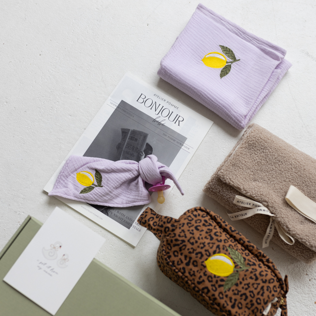 Giftbox met een gepersonaliseerde etui, handdoek en speendoek