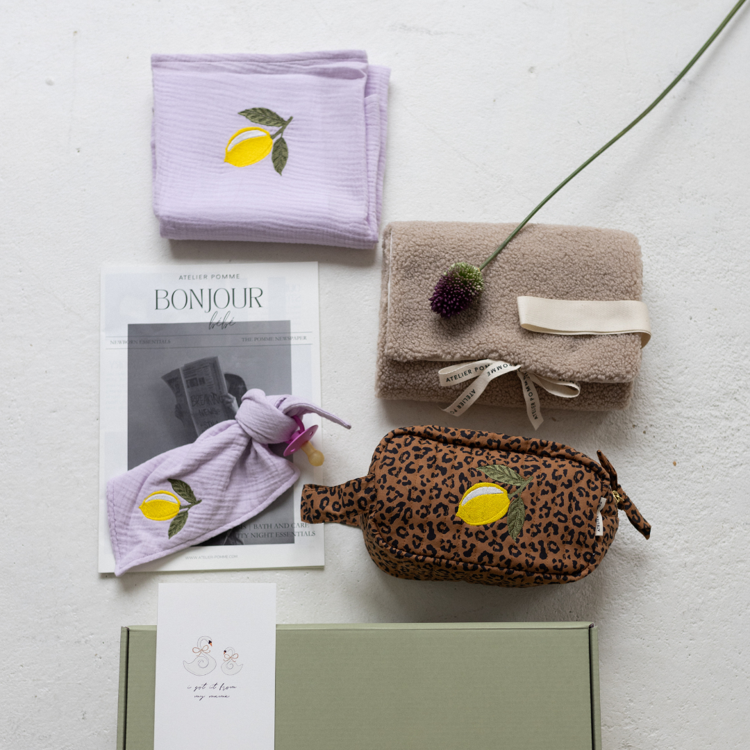 Giftbox met een gepersonaliseerde etui, handdoek en speendoek