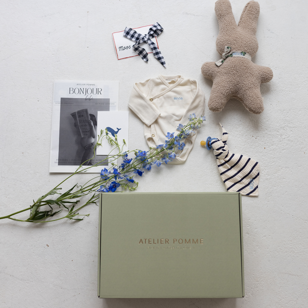 Giftbox met romper, knuffel, speendoek en magazine