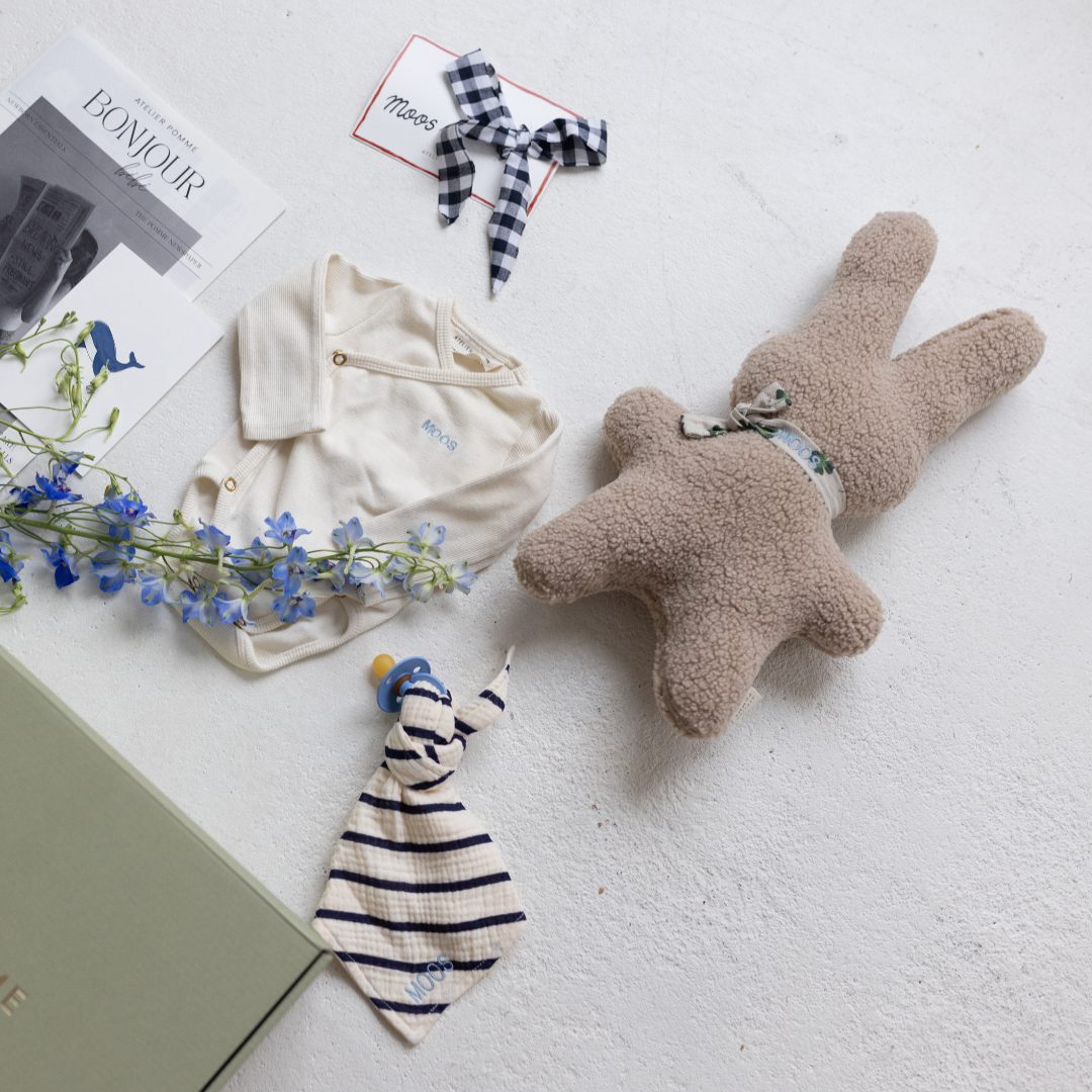 Giftbox met romper, knuffel, speendoek en magazine