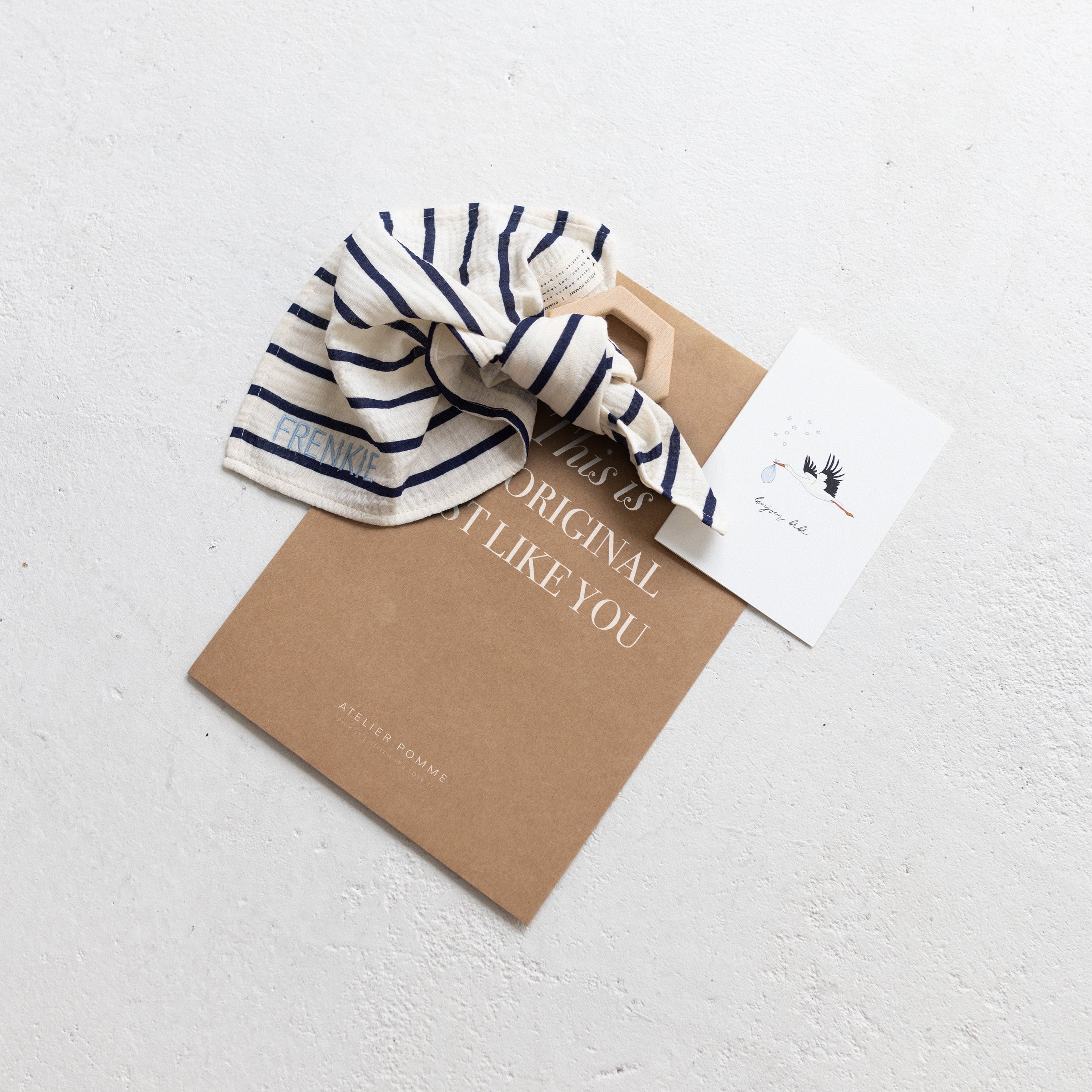 Een giftset met een gepersonaliseerd speendoekje met een bijtring