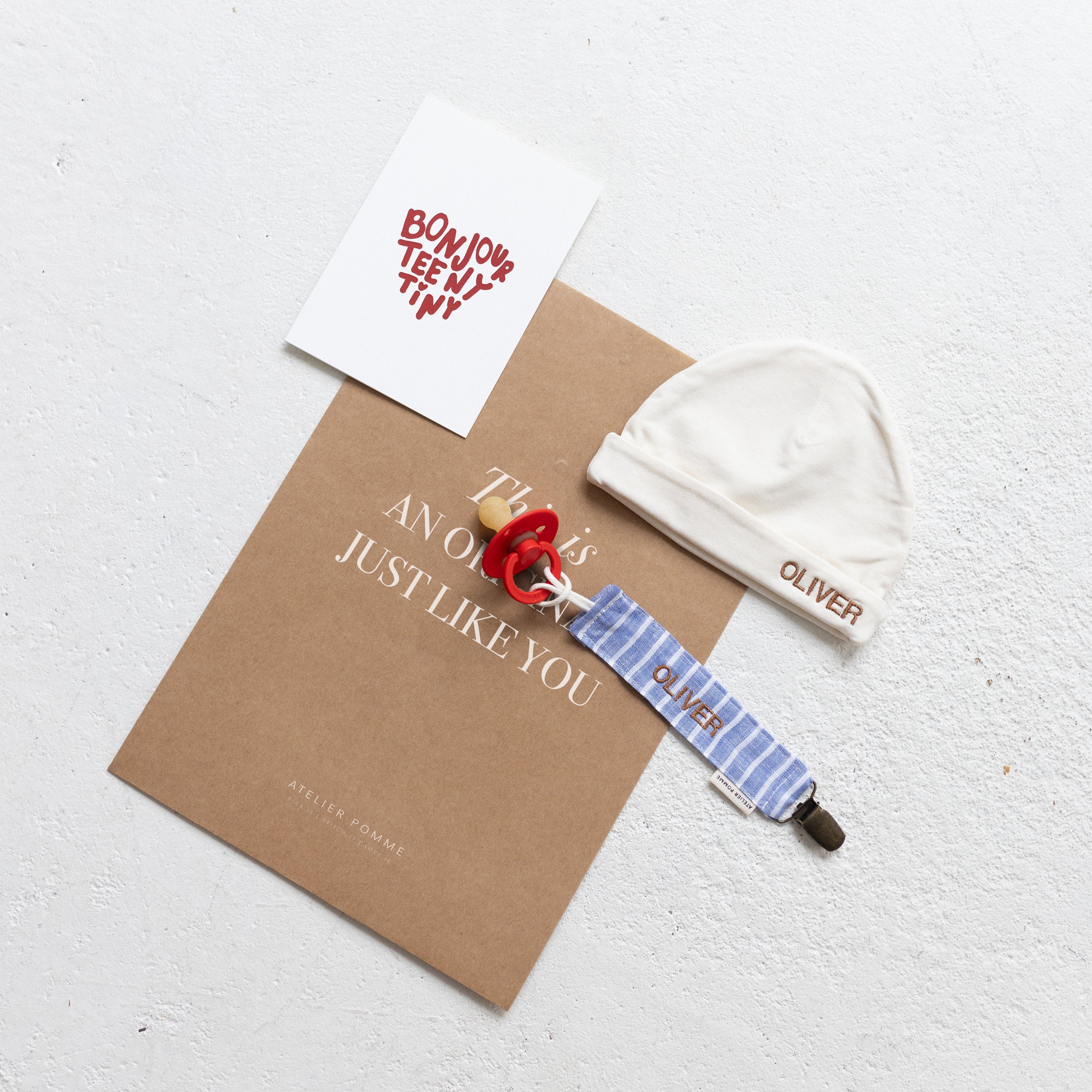 Giftset met een gepersonaliseerd speenkoord en mutsje