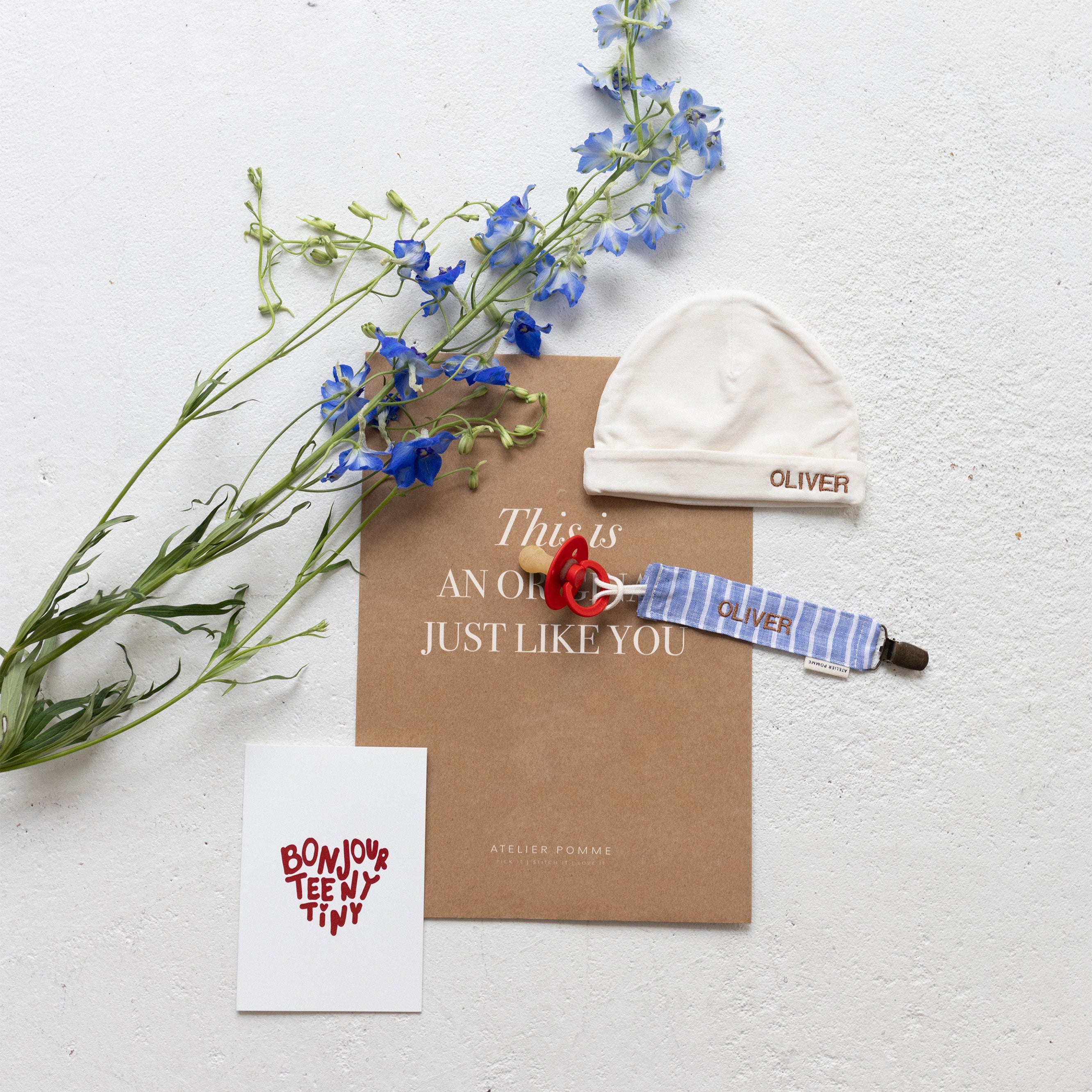 Giftset met een gepersonaliseerd speenkoord en mutsje