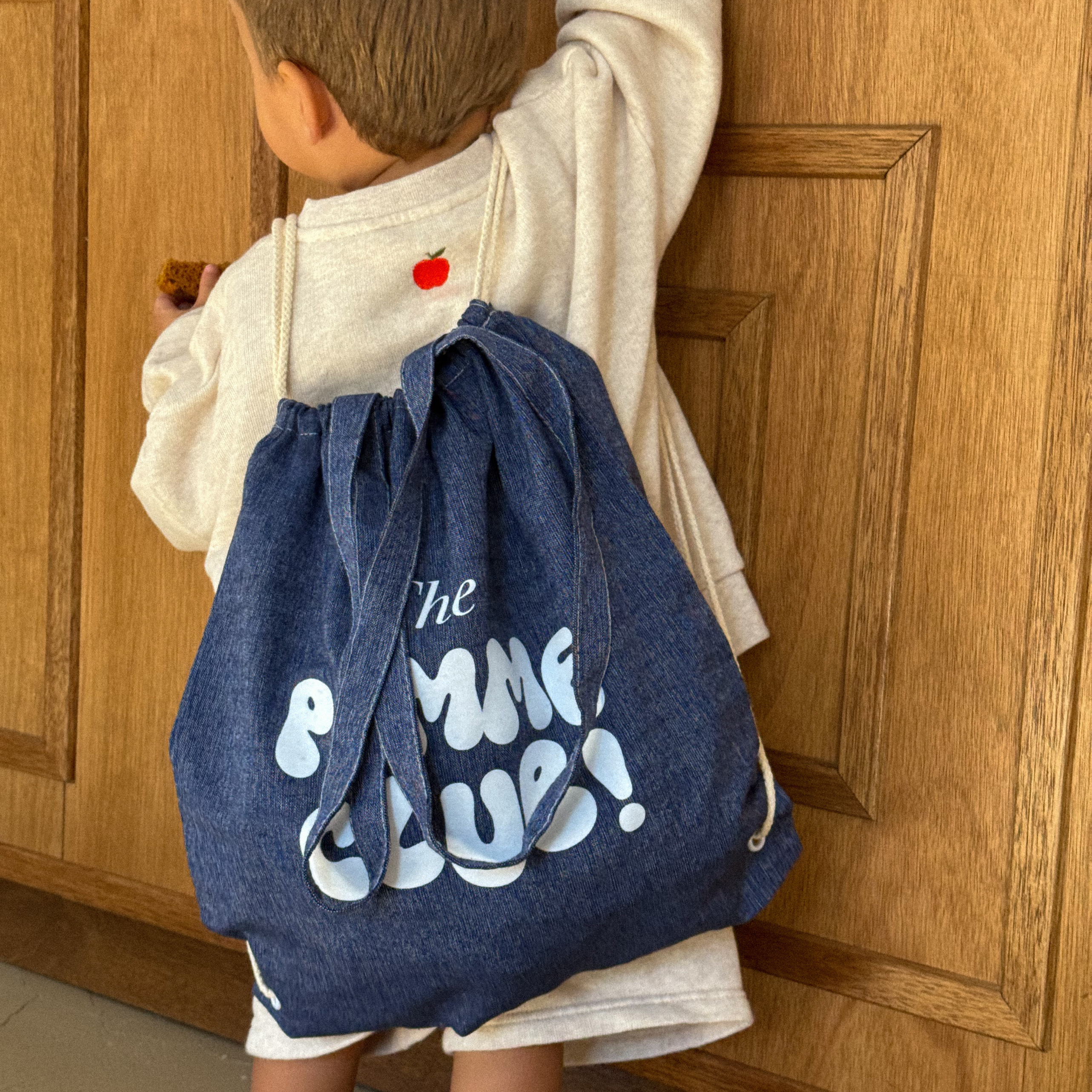 Een spijkergymtas met een tekst erop