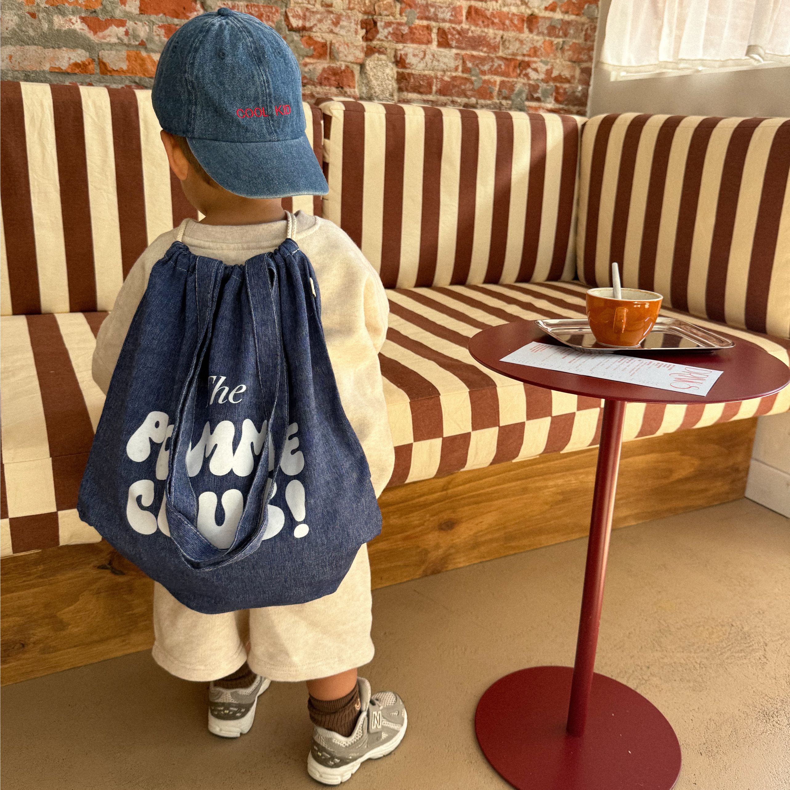 Een gymtas van spijkerstof