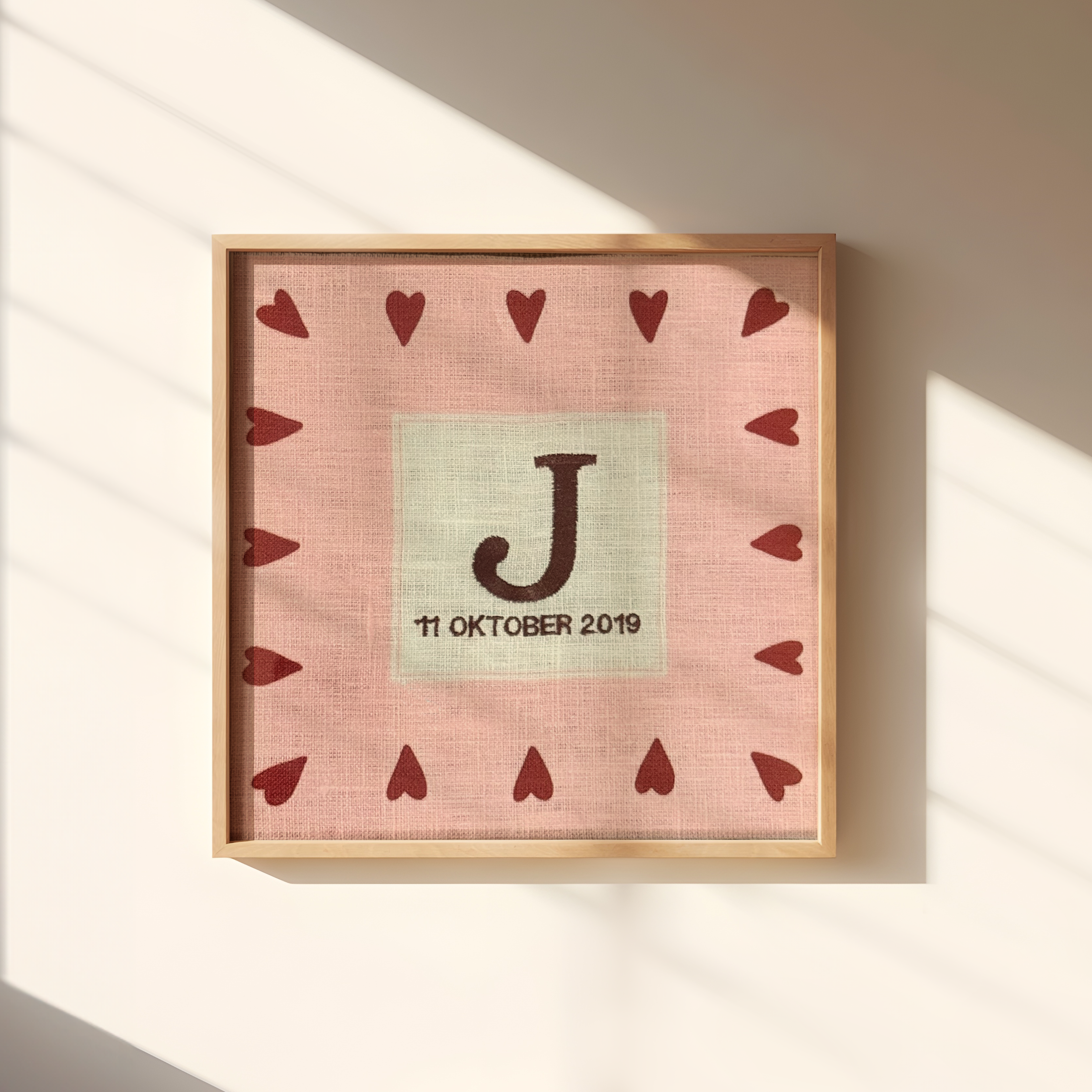 Een gepersonaliseerd geboorte poster met hartjes