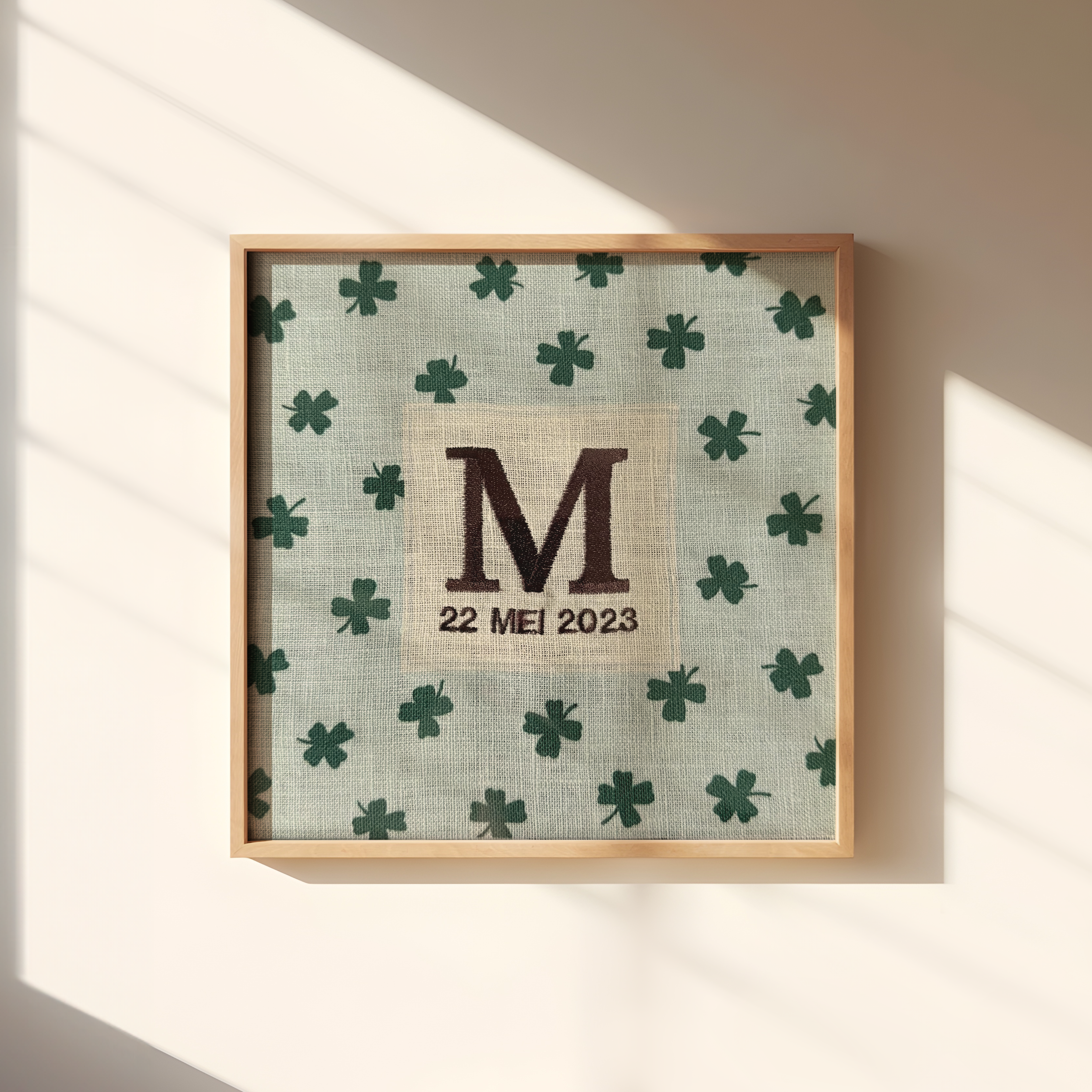 Een gepersonaliseerde geboorte poster met klavertjes