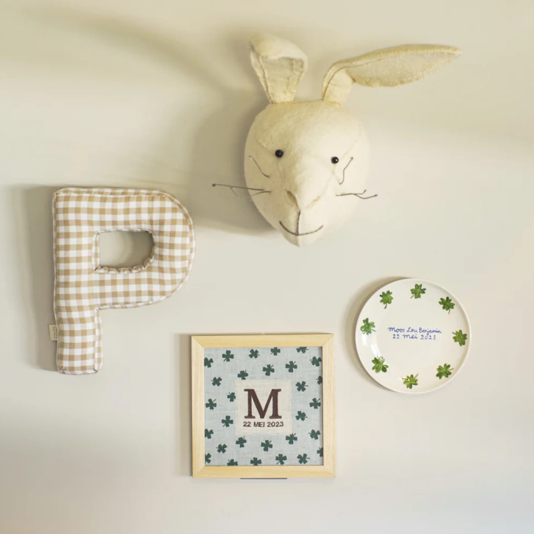 Geboorte bordje hangend aan de muur