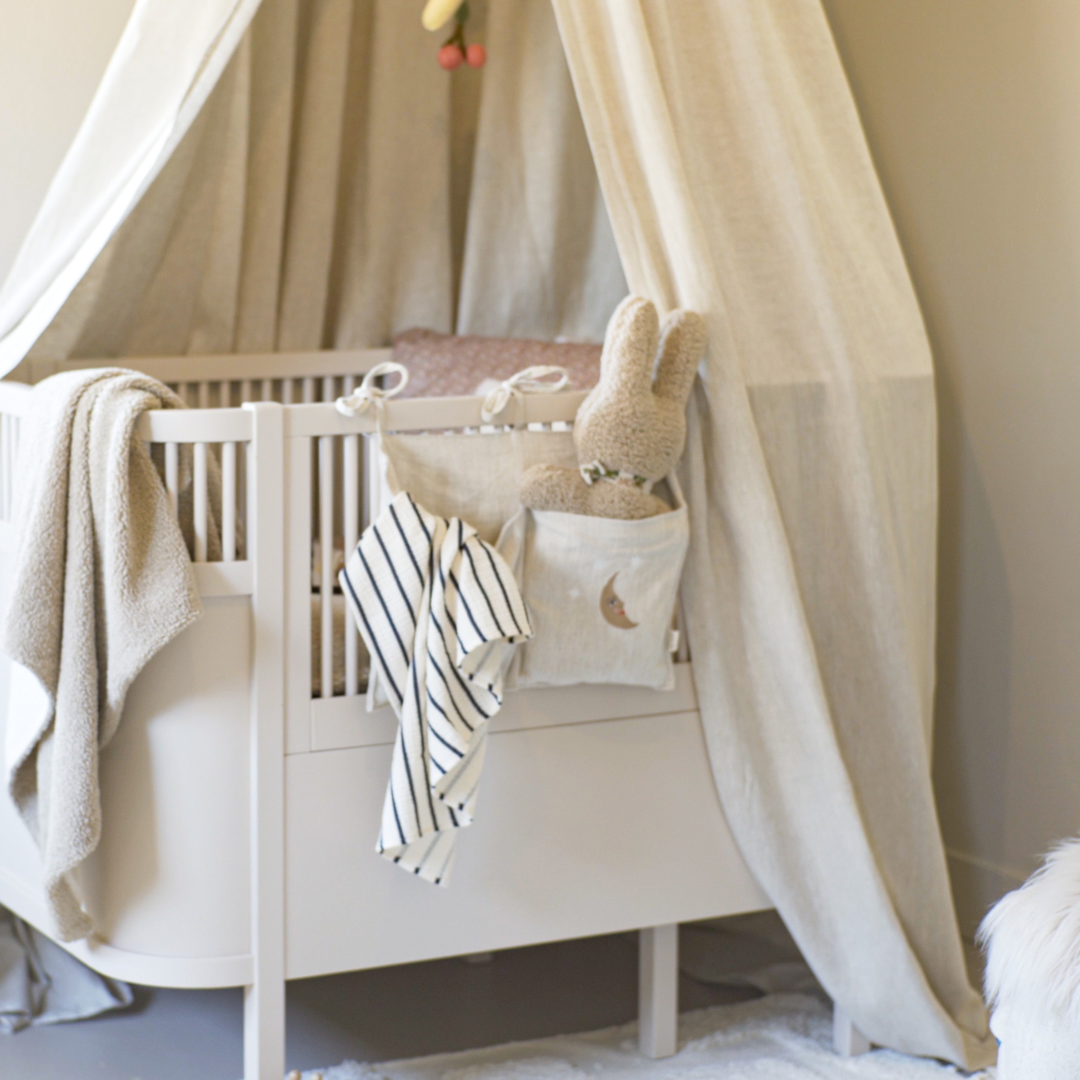 Een klamboe van linen in het beige