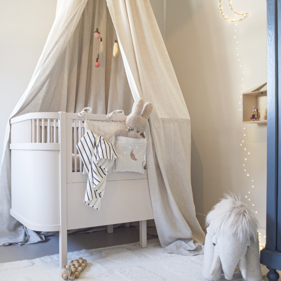 Een linen, beige klamboe