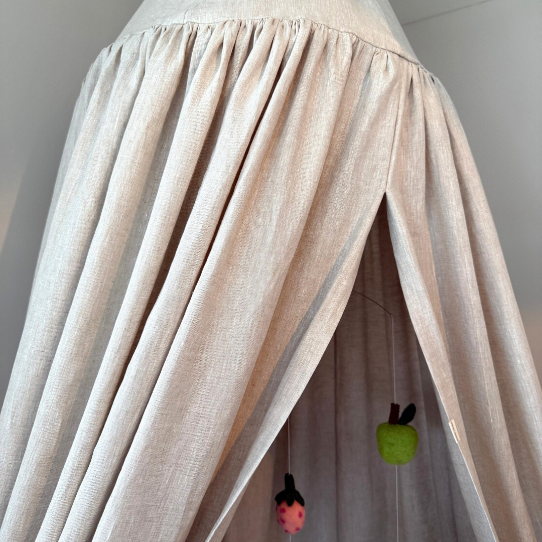 Een klamboe van linen in het beige