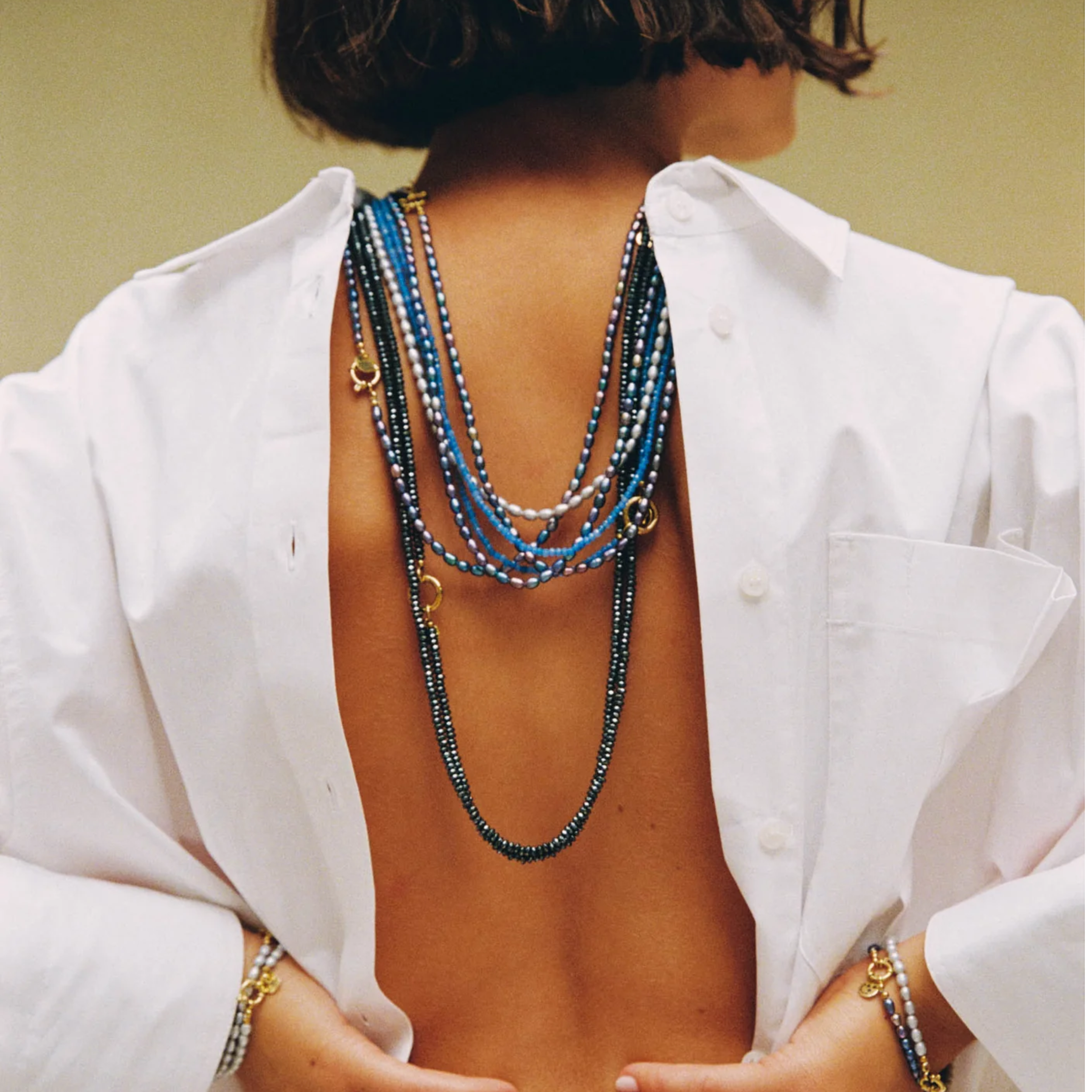 Een ketting met blauwe parels