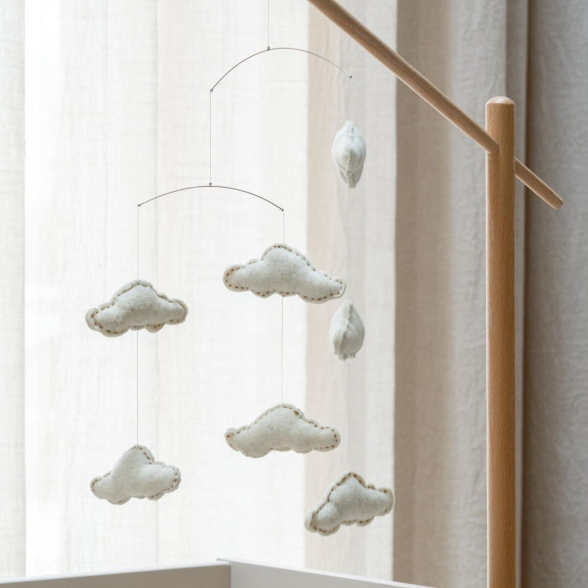 Mobiel met wolkjes voor boven het wiegje
