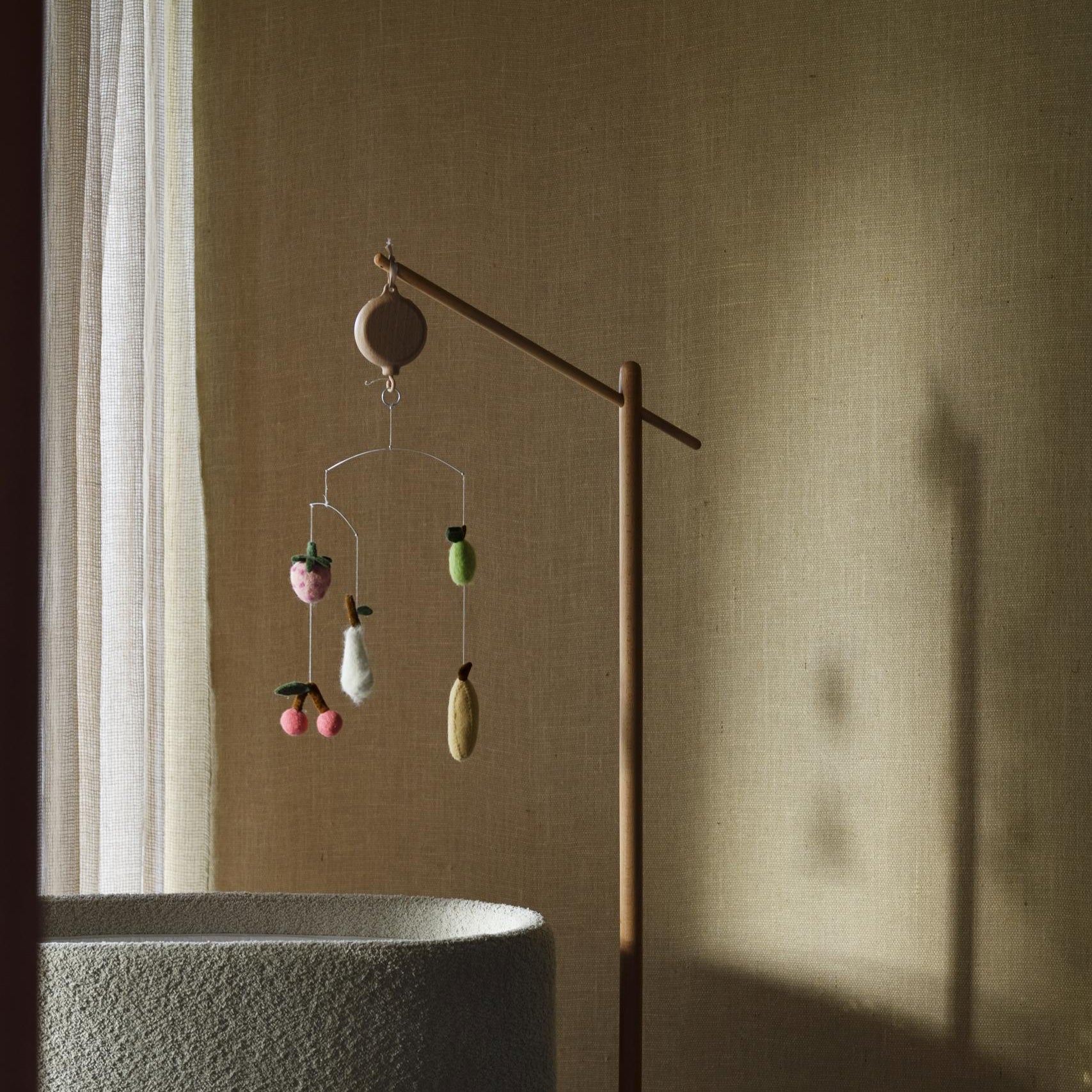 Mobiel met muziekdoosje hangend aan standaard