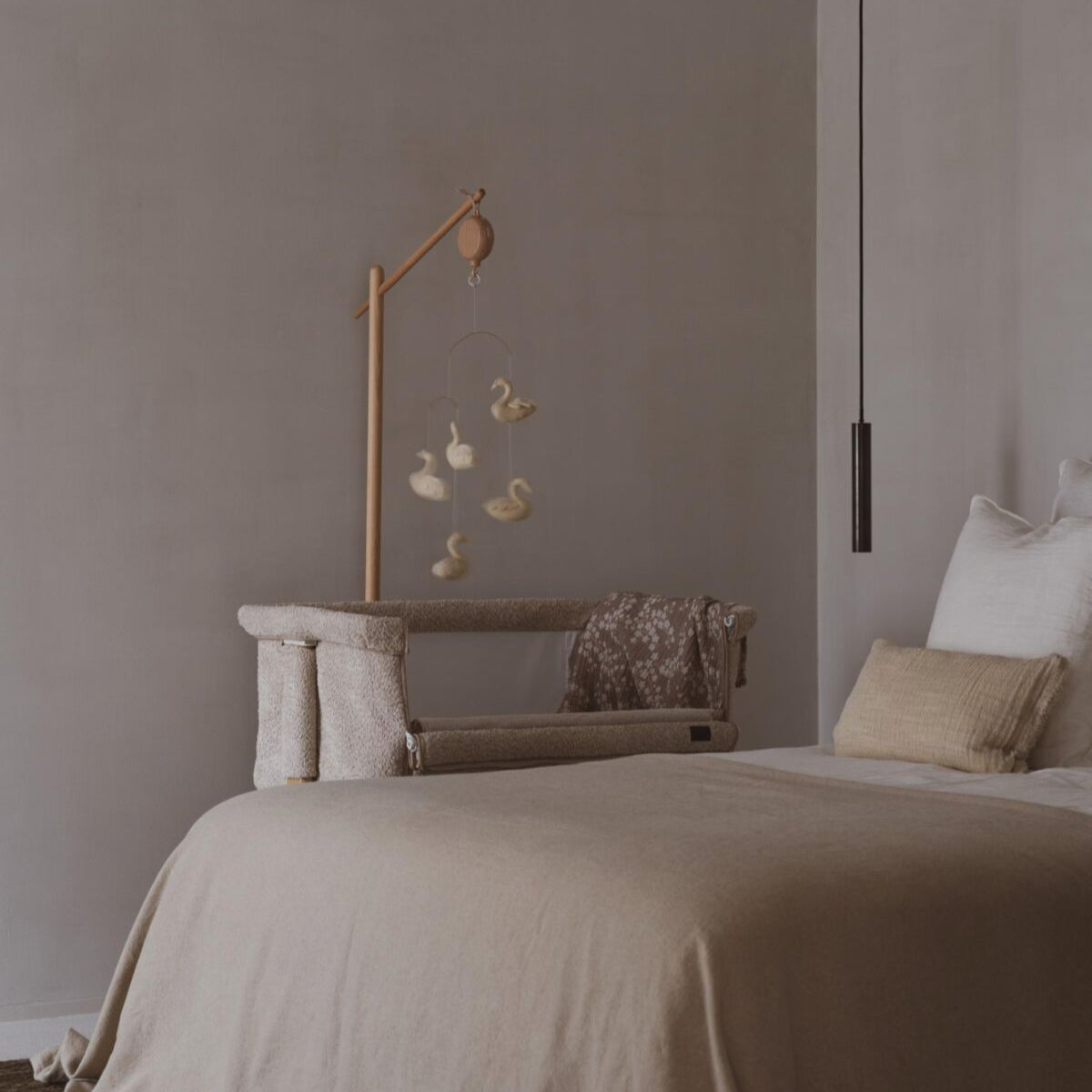 Mobiel met zwanen aan het standaard