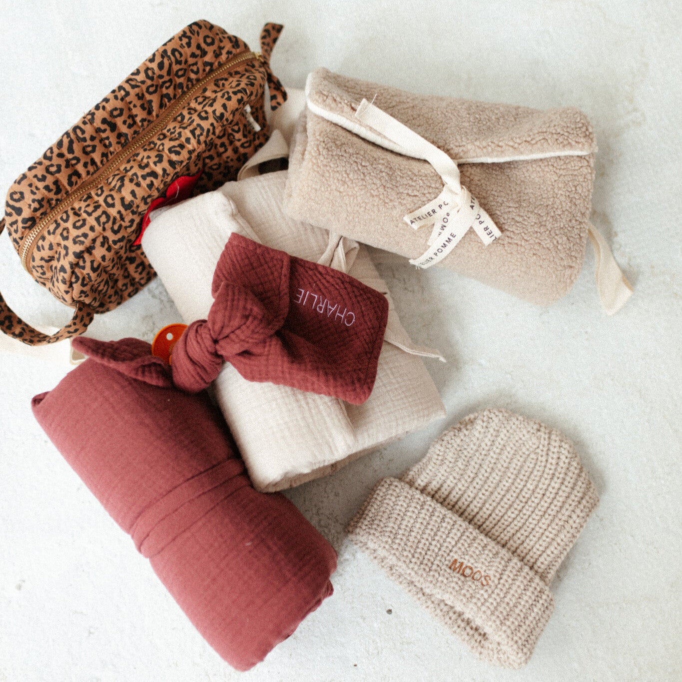kraamcadeautjes: pouch, teddy deken, muts en speendoekje