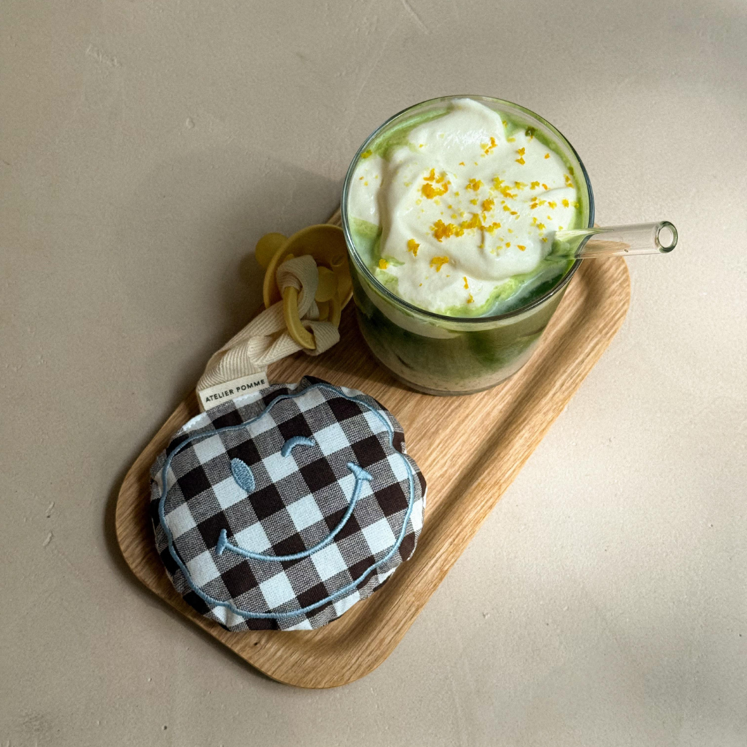 Een bruin, geruit speendoekje