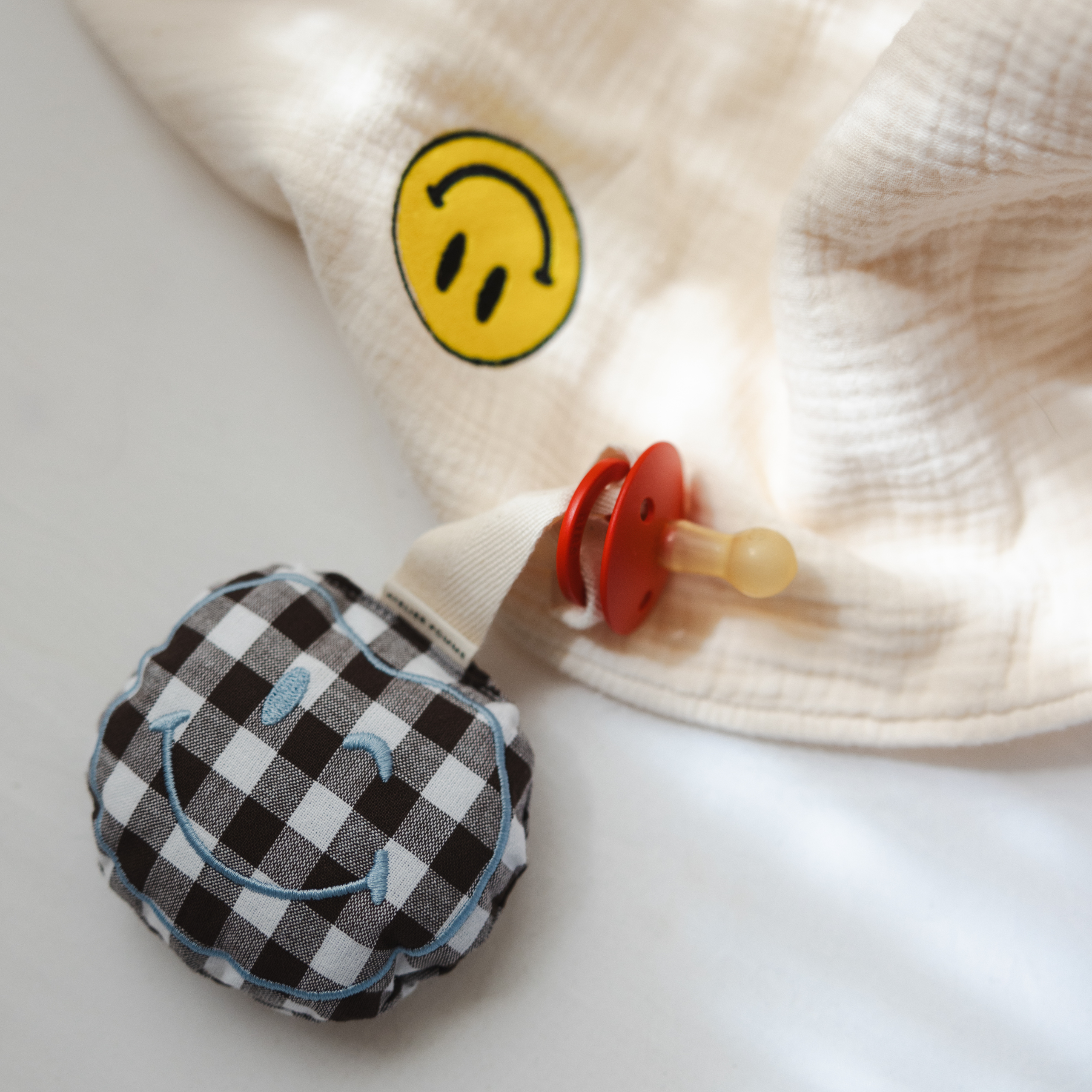 Een bruine, geruite speendoekje met personalisatie