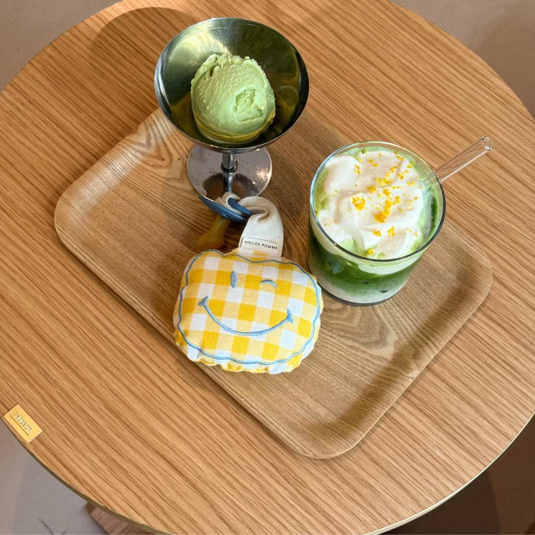 Een geruit speendoekje in het geel