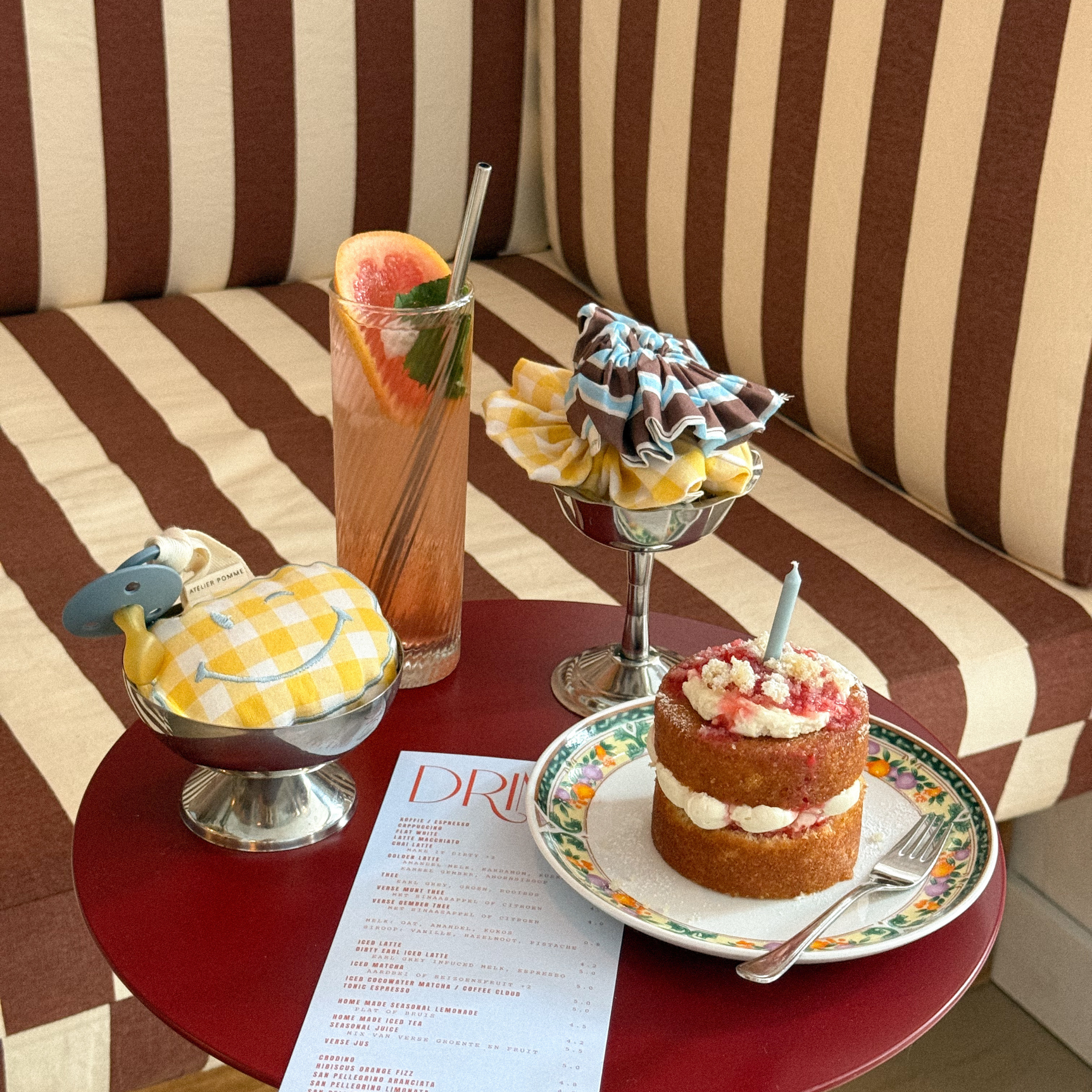 Een geruit speendoekje met personalisatie erop