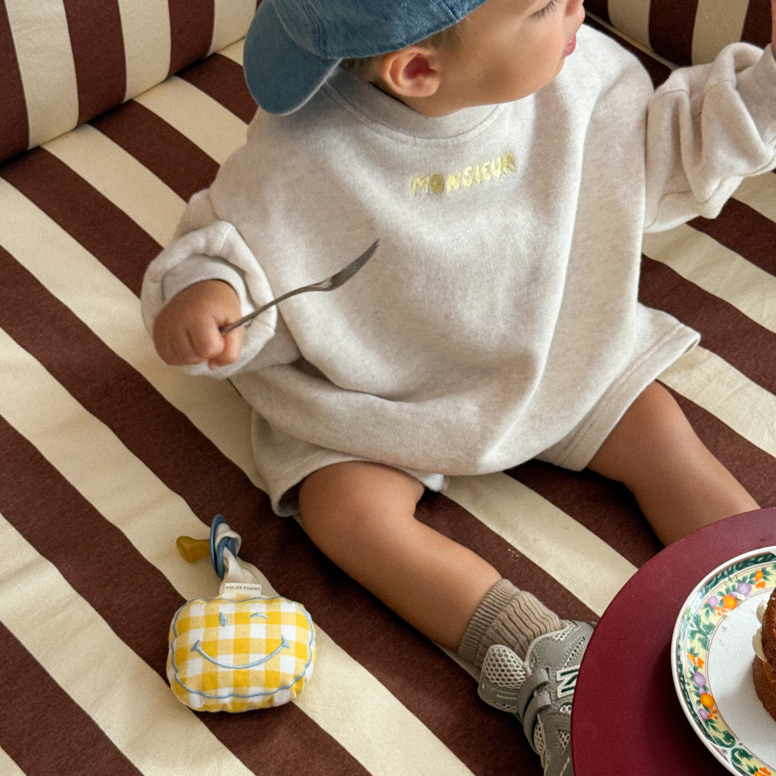 Een geel speendoekje met ruitjes